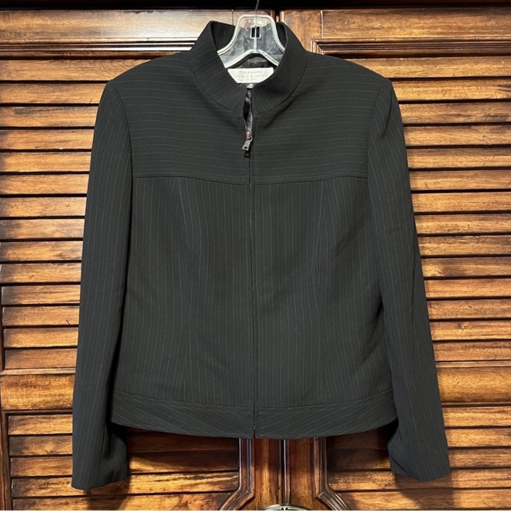 Tahari ASL Black and White Striped Women's Zip Up Jacket With Padded Shoulder’s.